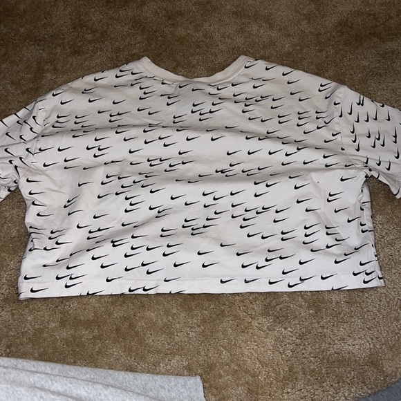 Nike Cropped Tshirt - Picture 2 of 4